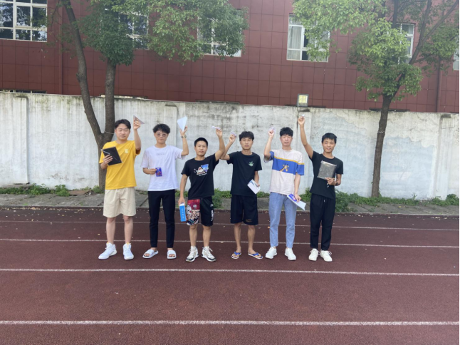 武漢科技職業(yè)學(xué)院成功舉辦了第四屆紙飛機比賽
