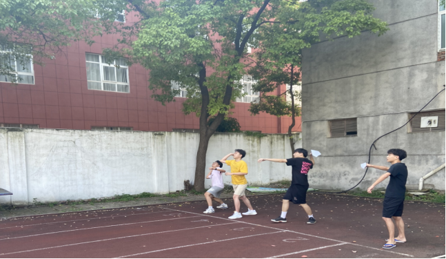 武漢科技職業(yè)學(xué)院成功舉辦了第四屆紙飛機比賽