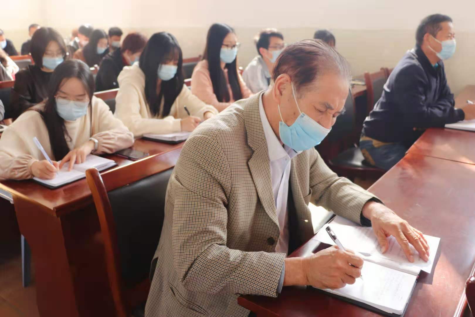 我院組織黨員干部及廣大師生 學(xué)習(xí)貫徹黨的十九屆五中全會(huì)精神
