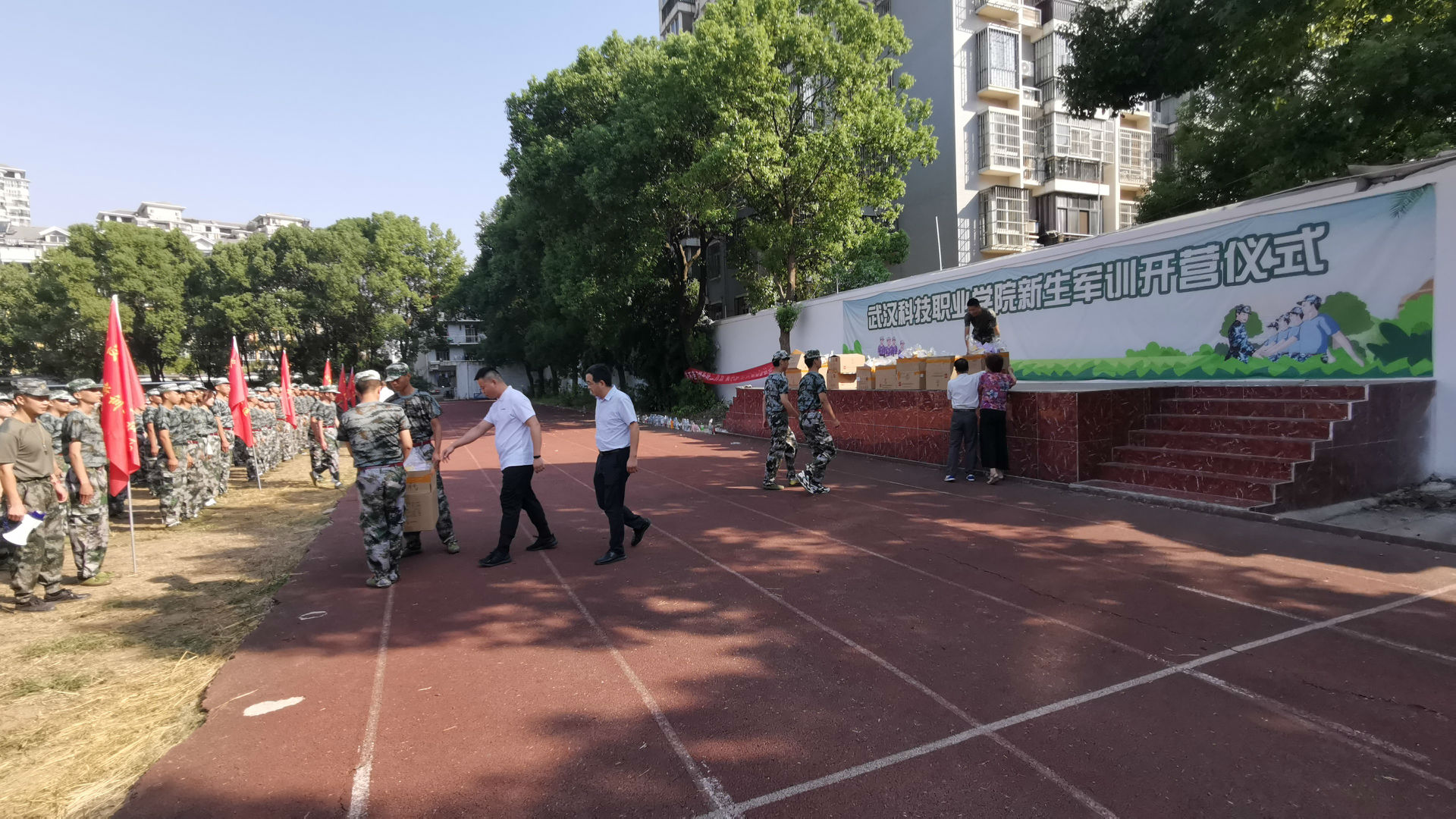 “濃情中秋，愛滿校園”我校為軍訓新生發放月餅