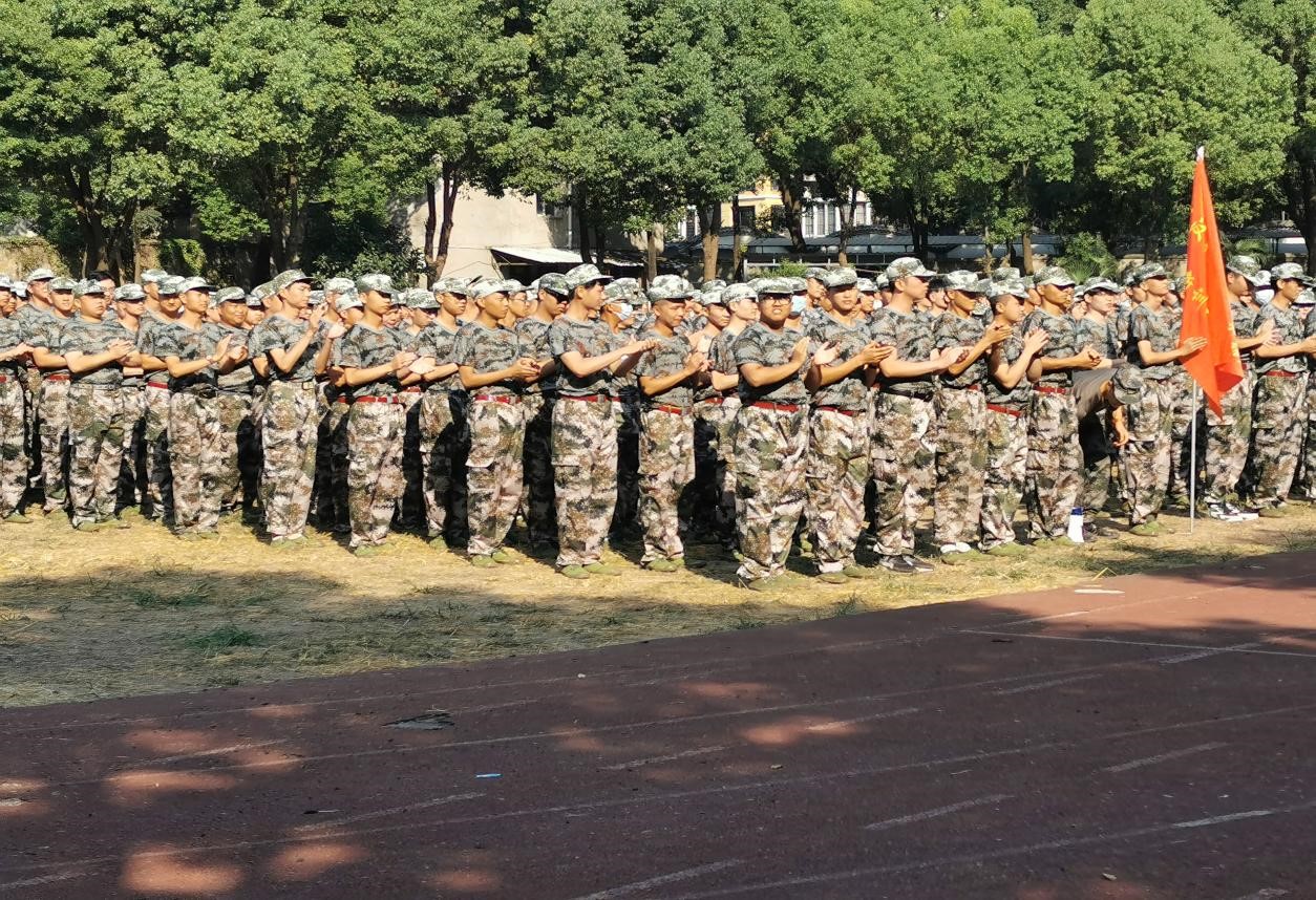 “濃情中秋，愛滿校園”我校為軍訓新生發放月餅