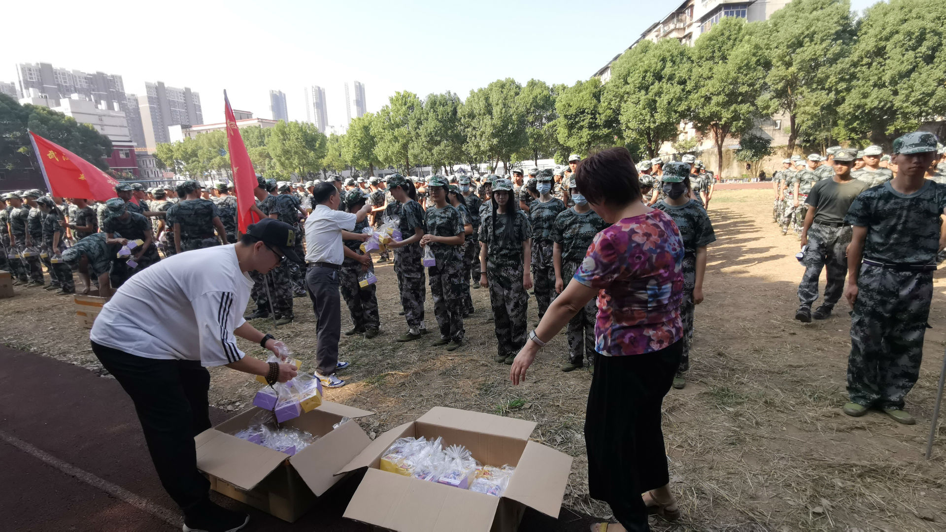 “濃情中秋，愛滿校園”我校為軍訓新生發放月餅