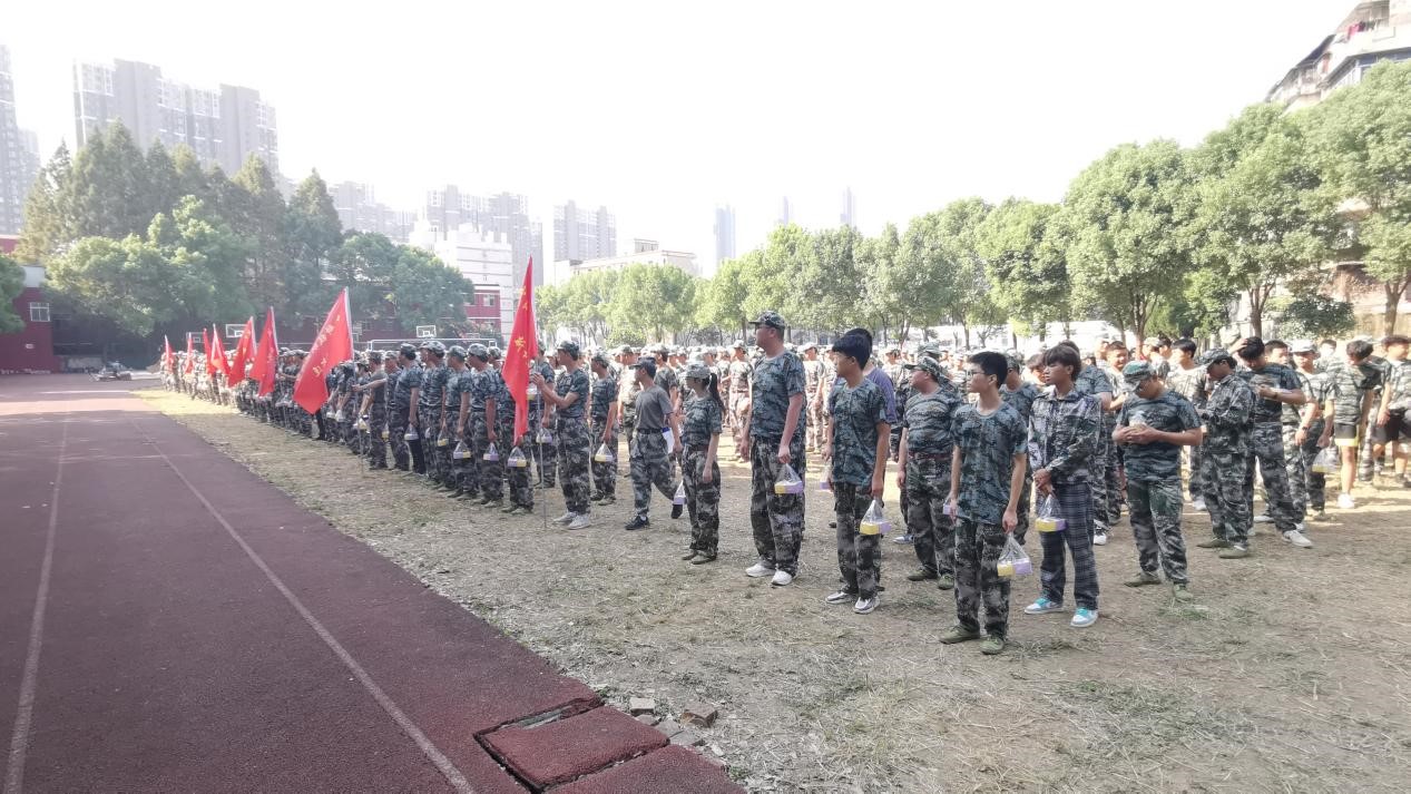“濃情中秋，愛滿校園”我校為軍訓新生發放月餅