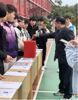 人人都獻出一點愛，人生將變得更美好      ——為黎承航同學募捐