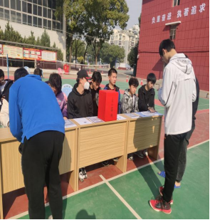 人人都獻出一點愛,人生將變得更美好 ——為黎承航同學募捐 人人都獻出一點愛,人生將變得更美好 ——為黎承航同學募捐