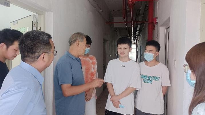 心系學子,踏暑南下——學院領導赴深圳看望實習學生 心系學子,踏暑南下——學院領導赴深圳看望實習學生